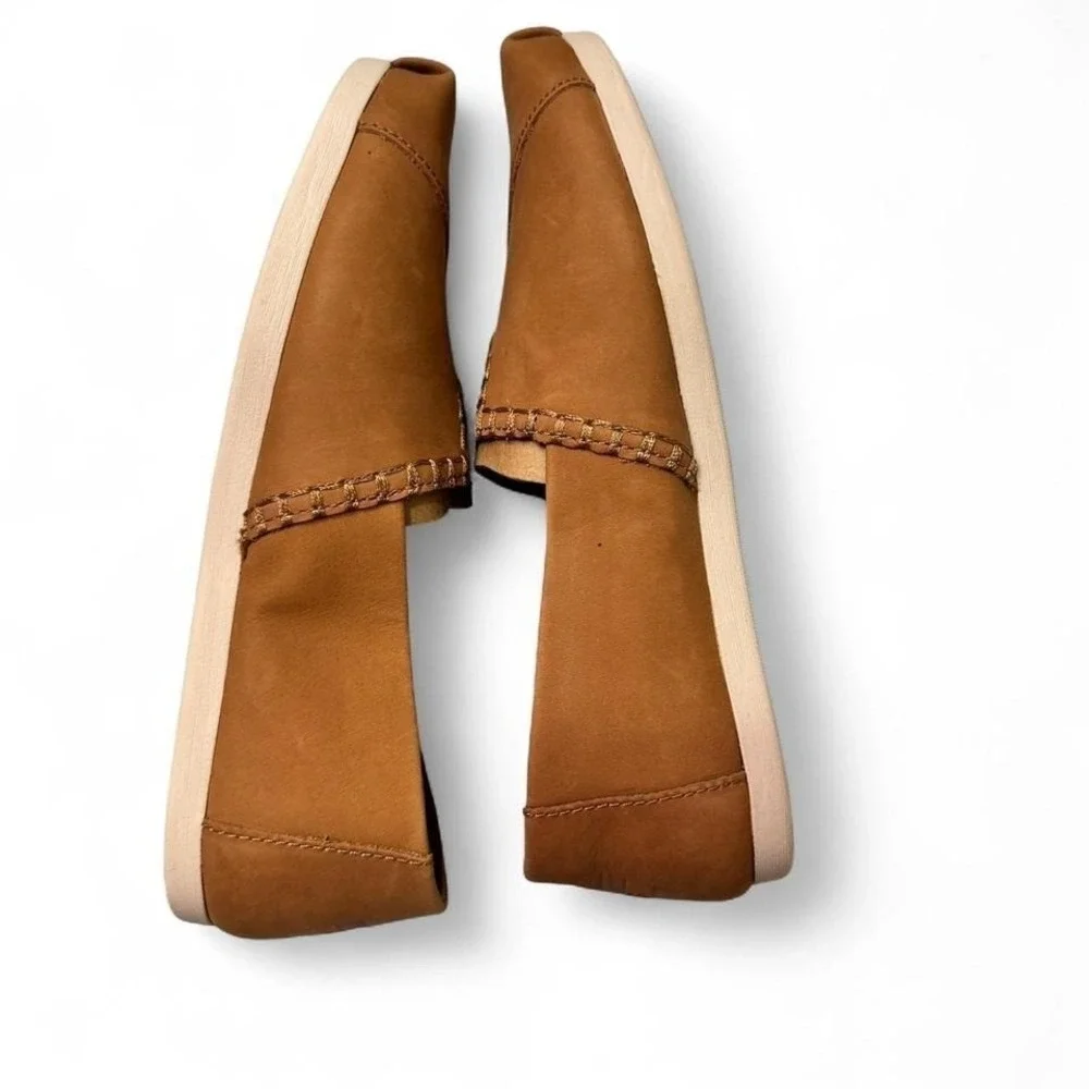 TOMS Tan Leather Slip On Flats Kids Sz 5 Comfort Shoes Capsule‎ Boho Minimalist